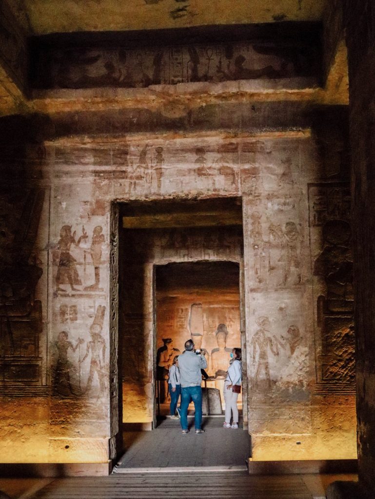 Туристы рассматривают святилище Рамсеса Второго