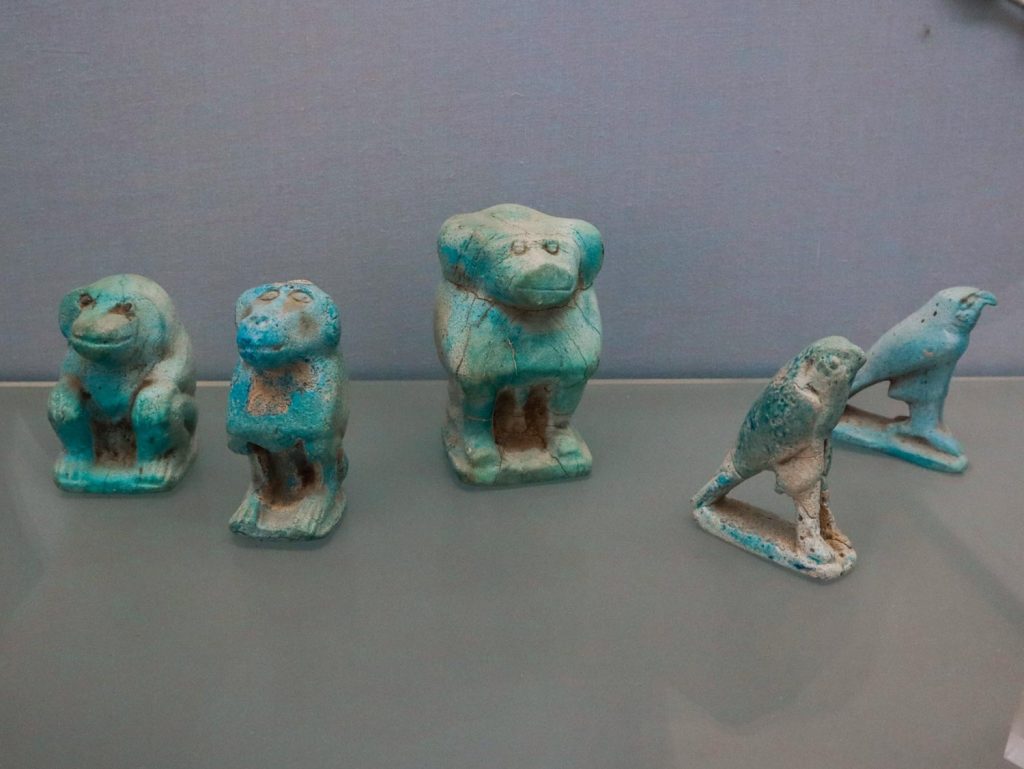 Фигуры синих бабуинов