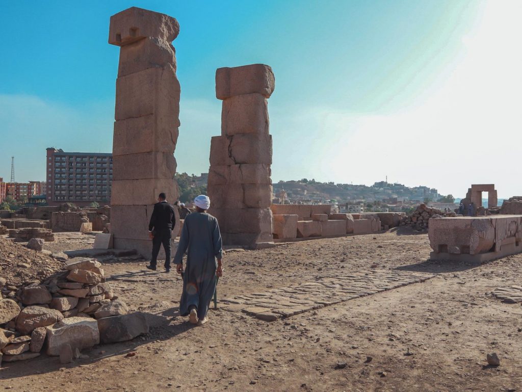 Две колонны и египтянин