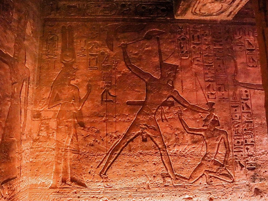 Фараон побивающий хеттов в Абу-Симбел