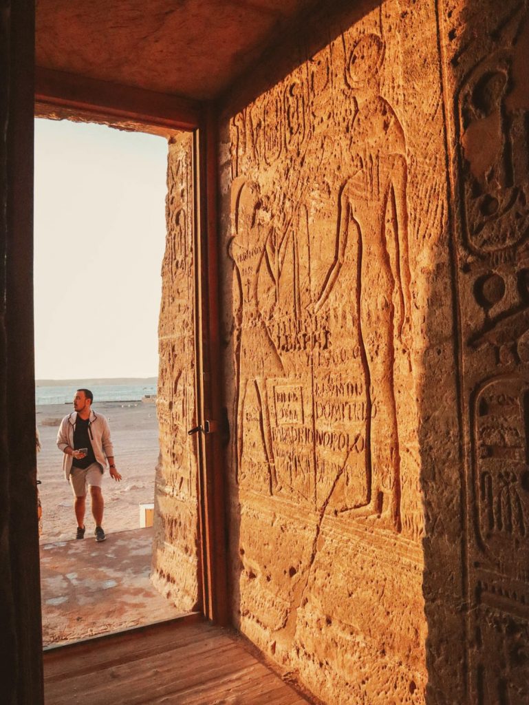 Мужчина в дверном проеме египетского храма