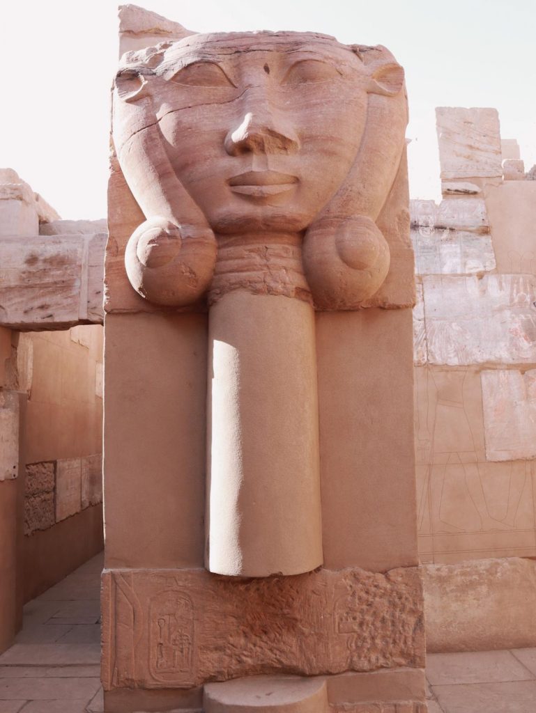 Каменная колонна Хатхор