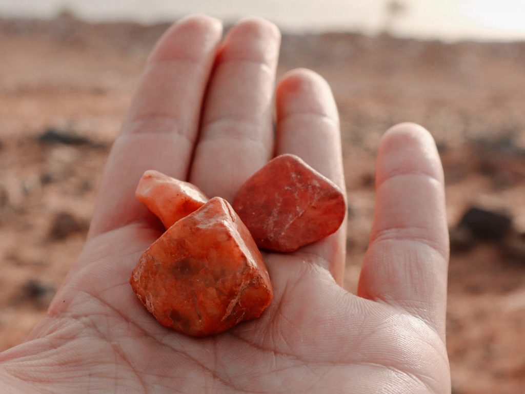 Три красных камня в ладони