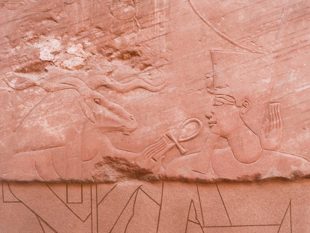 Бог Хнум и фараон — рельеф в храме Элефантина