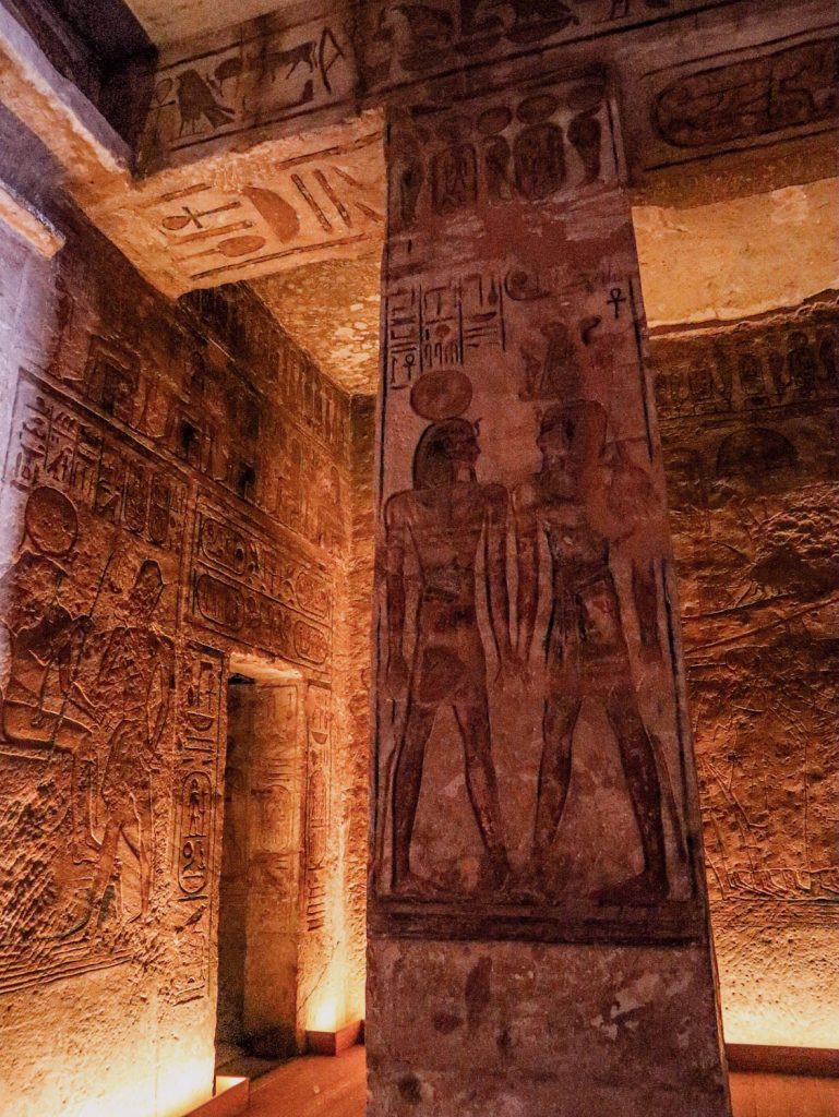 Зал с колоннами в храме Рамсеса в Абу-Симбел