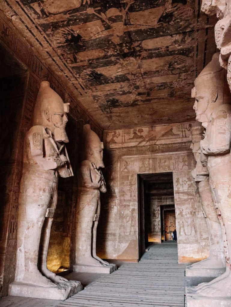 Зал с высокими статуями фараона Рамсеса Великого