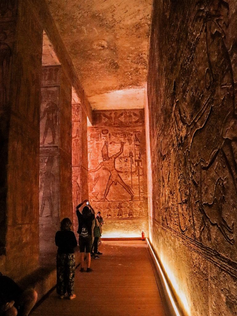 Туристы фотографируют росписи храма в Абу-Симбел