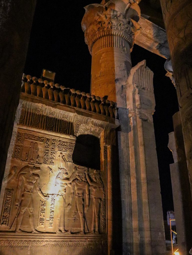 Храм Ком-Омбо в ночной подсветке