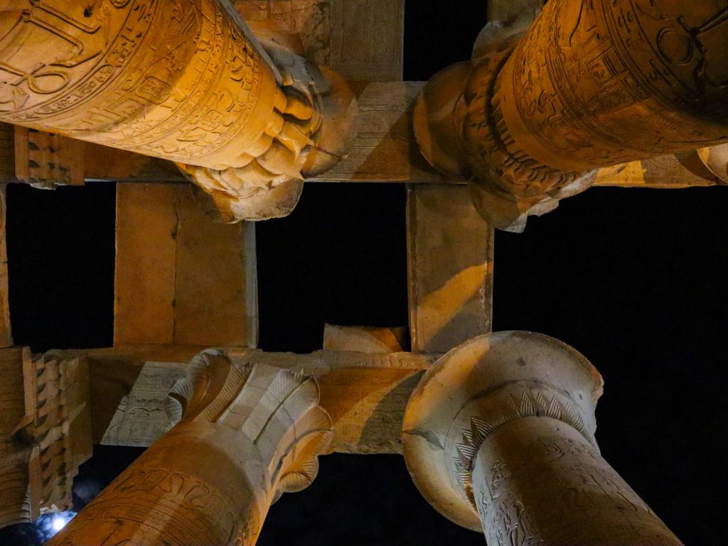 Вид снизу на египетские колонны