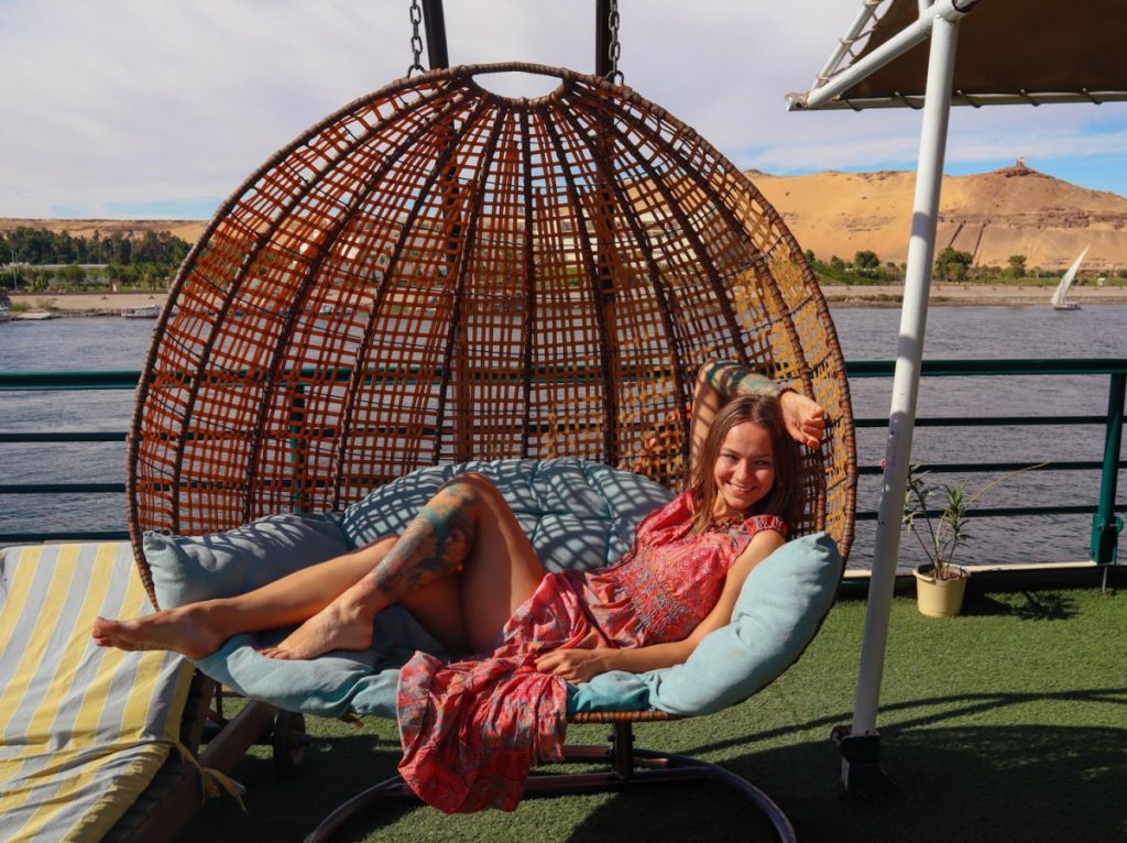 Девушка в круглом плетеном кресле — круиз по Нилу