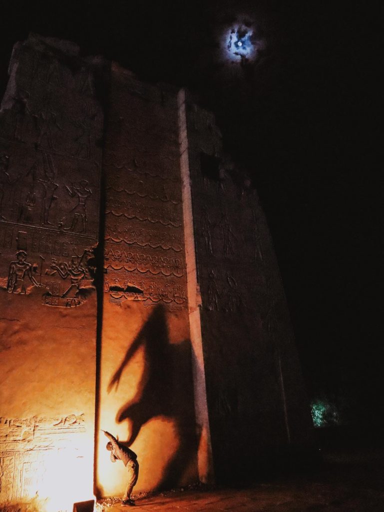 Тень на стене древнего Храма