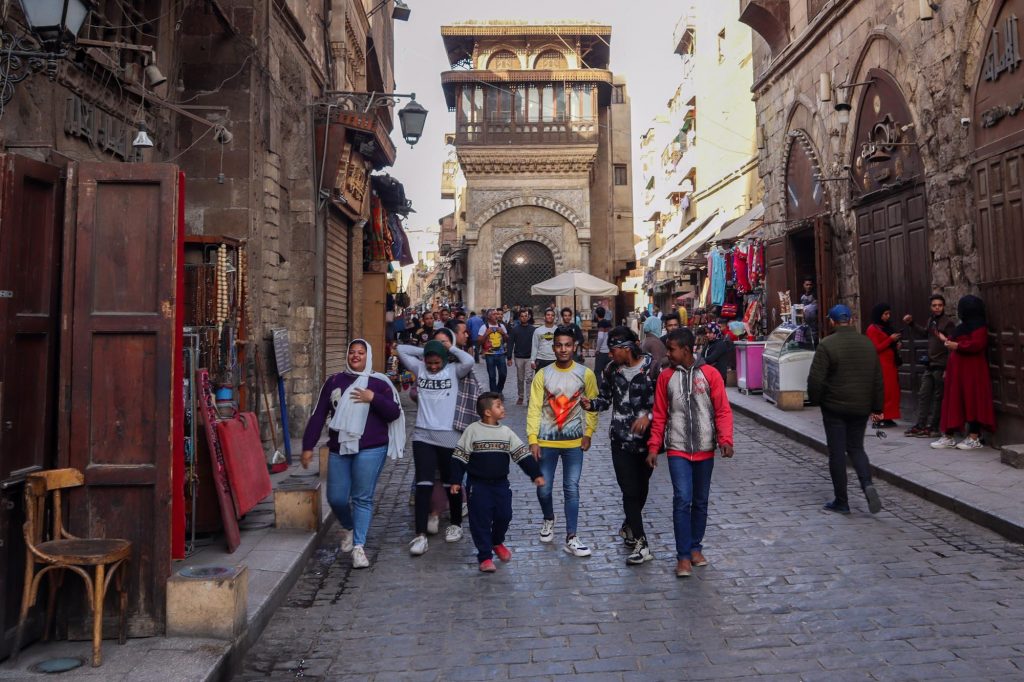 Молодые египтяне идут по центру Каира