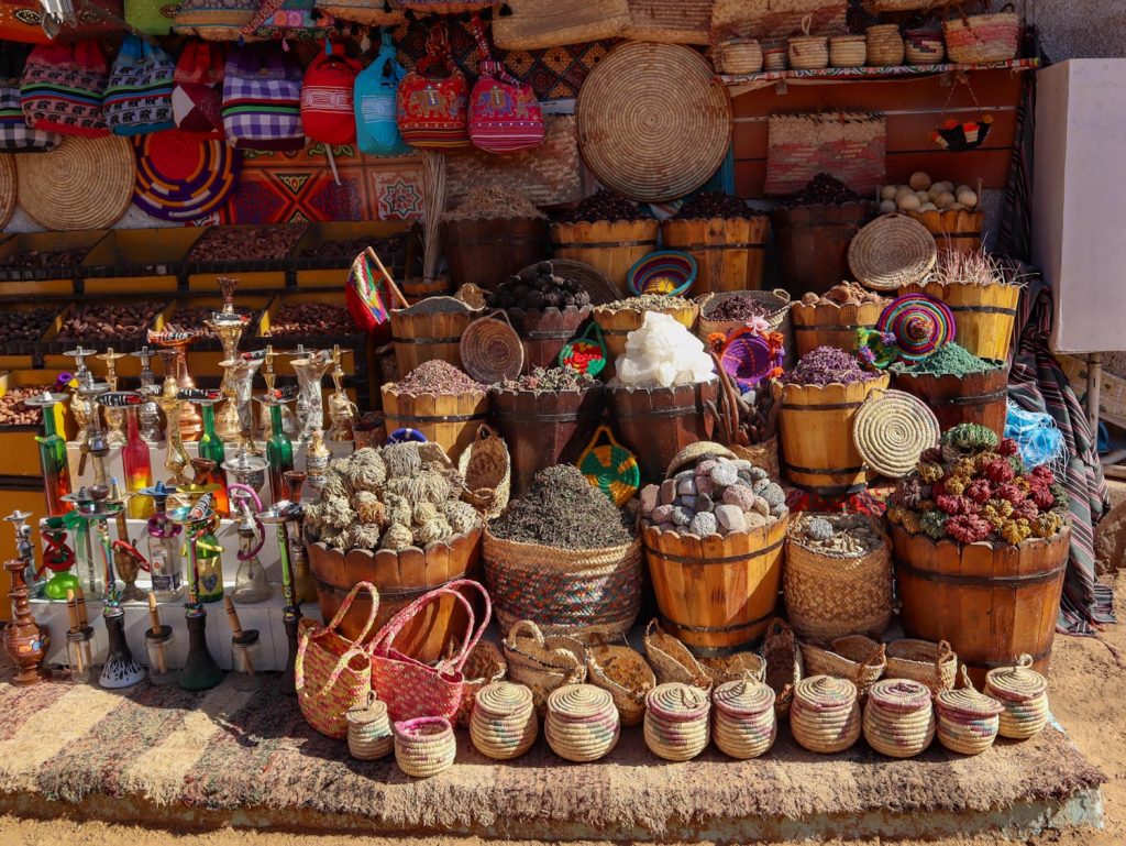 Специи в плетеных корзинках на египетском базаре
