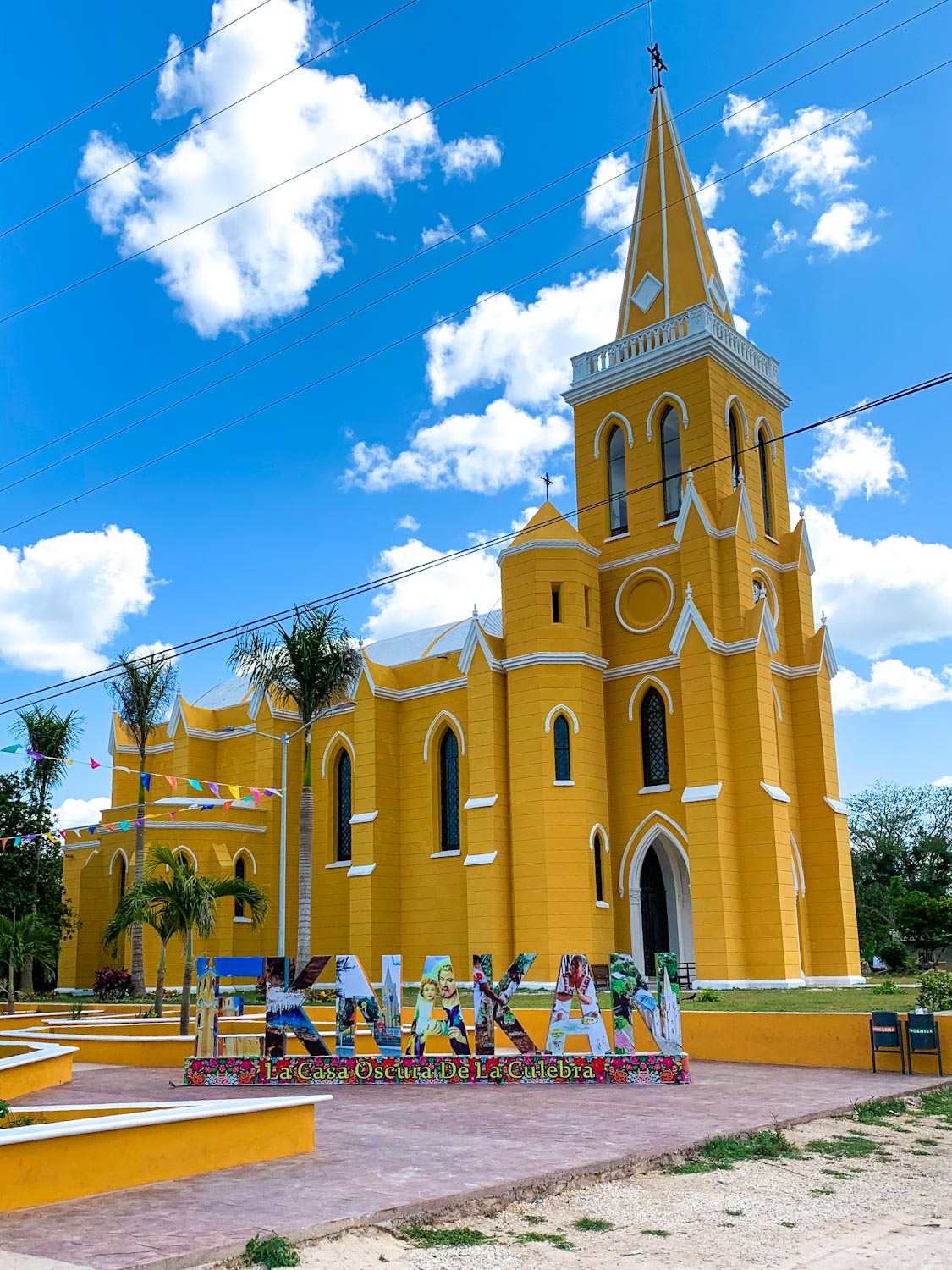 Желтая церковь в мексиканской глубинке
