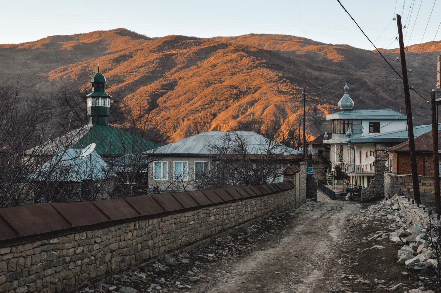 Вид на горы и мечеть в селе Лагич
