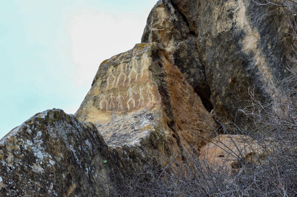 Изображение людей на камнях в заповеднике Гобустан