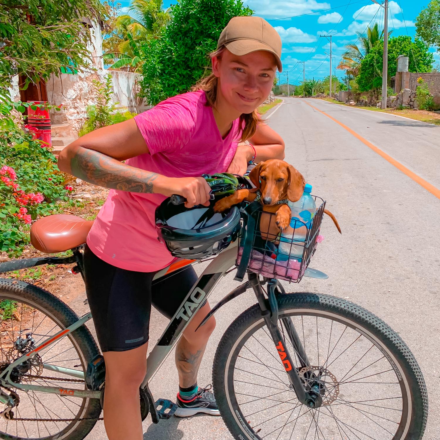 Девушка путешествует на велосипеде по Юкатану