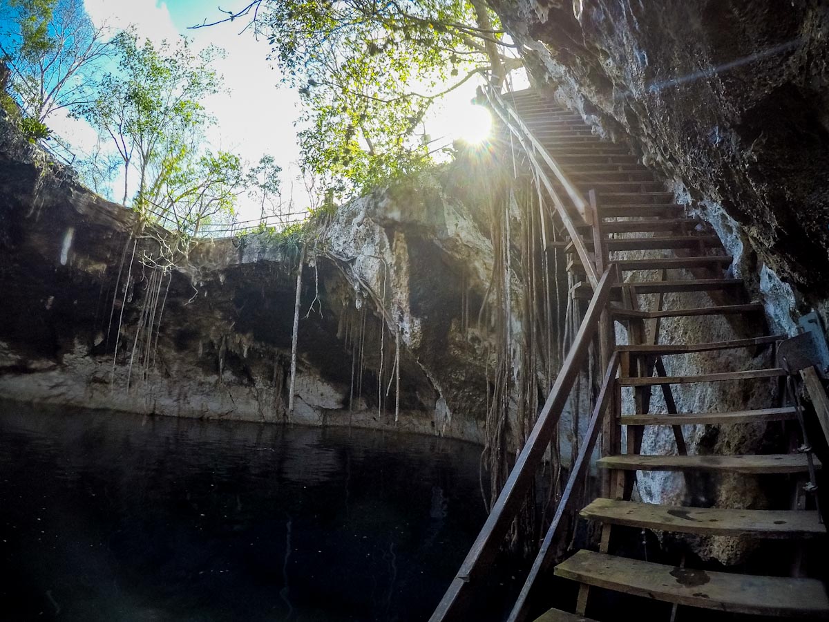 лестница ведущая в пещеру