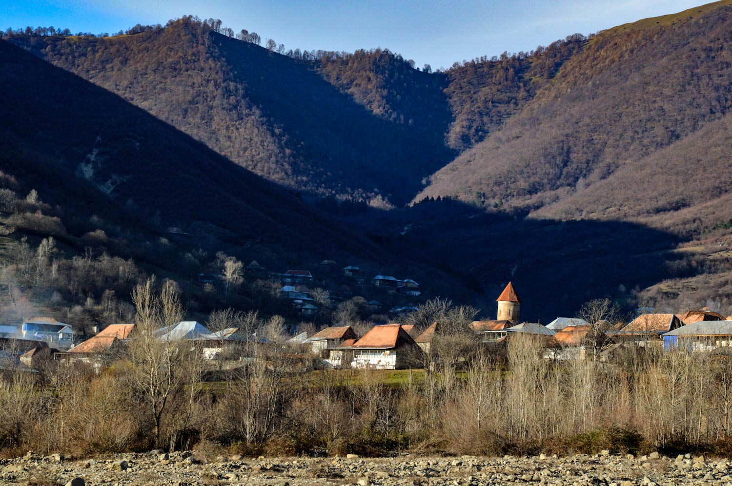 Вид на деревню Киш и горы