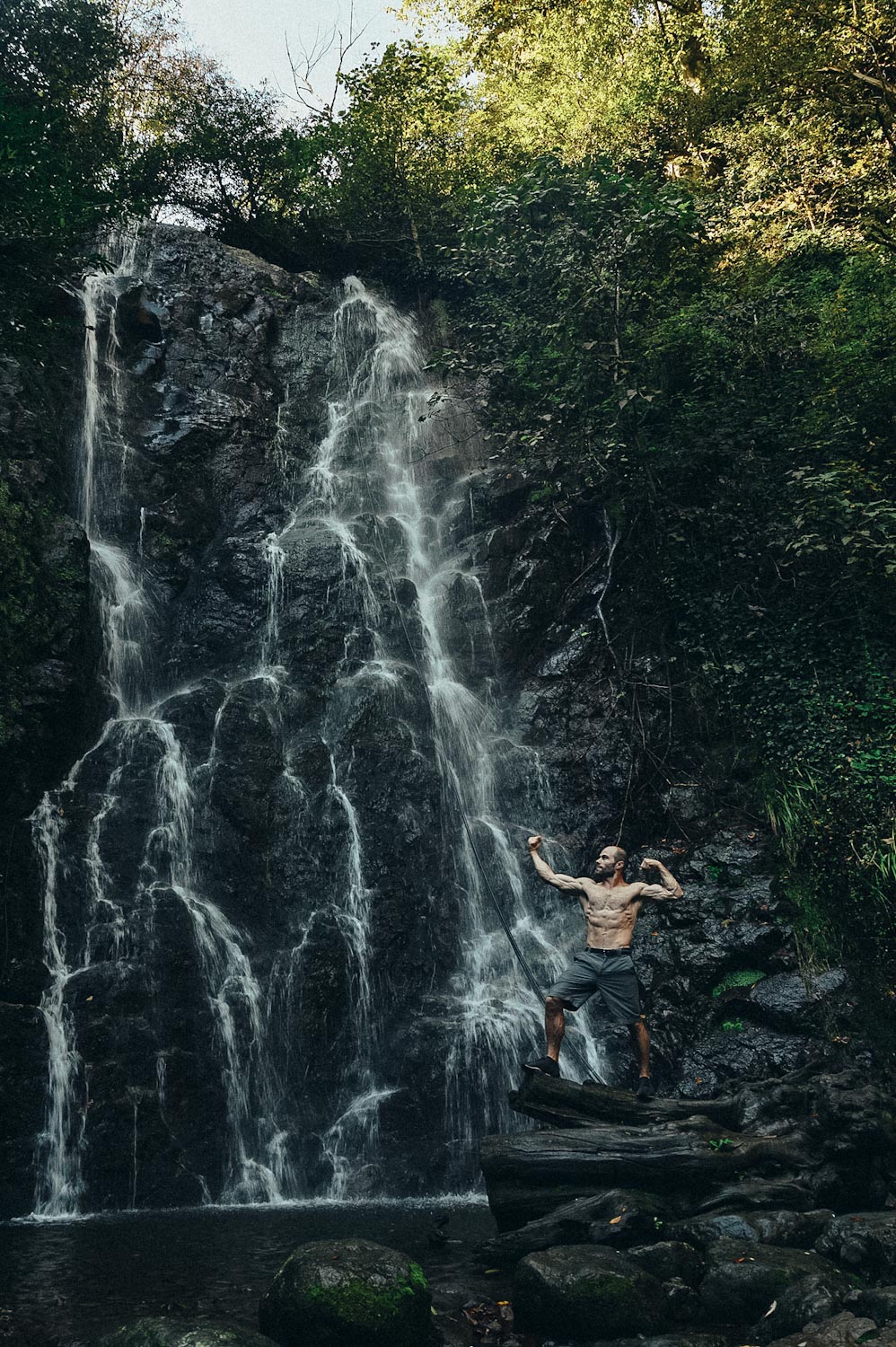 Мужчина у водопада Мирвети