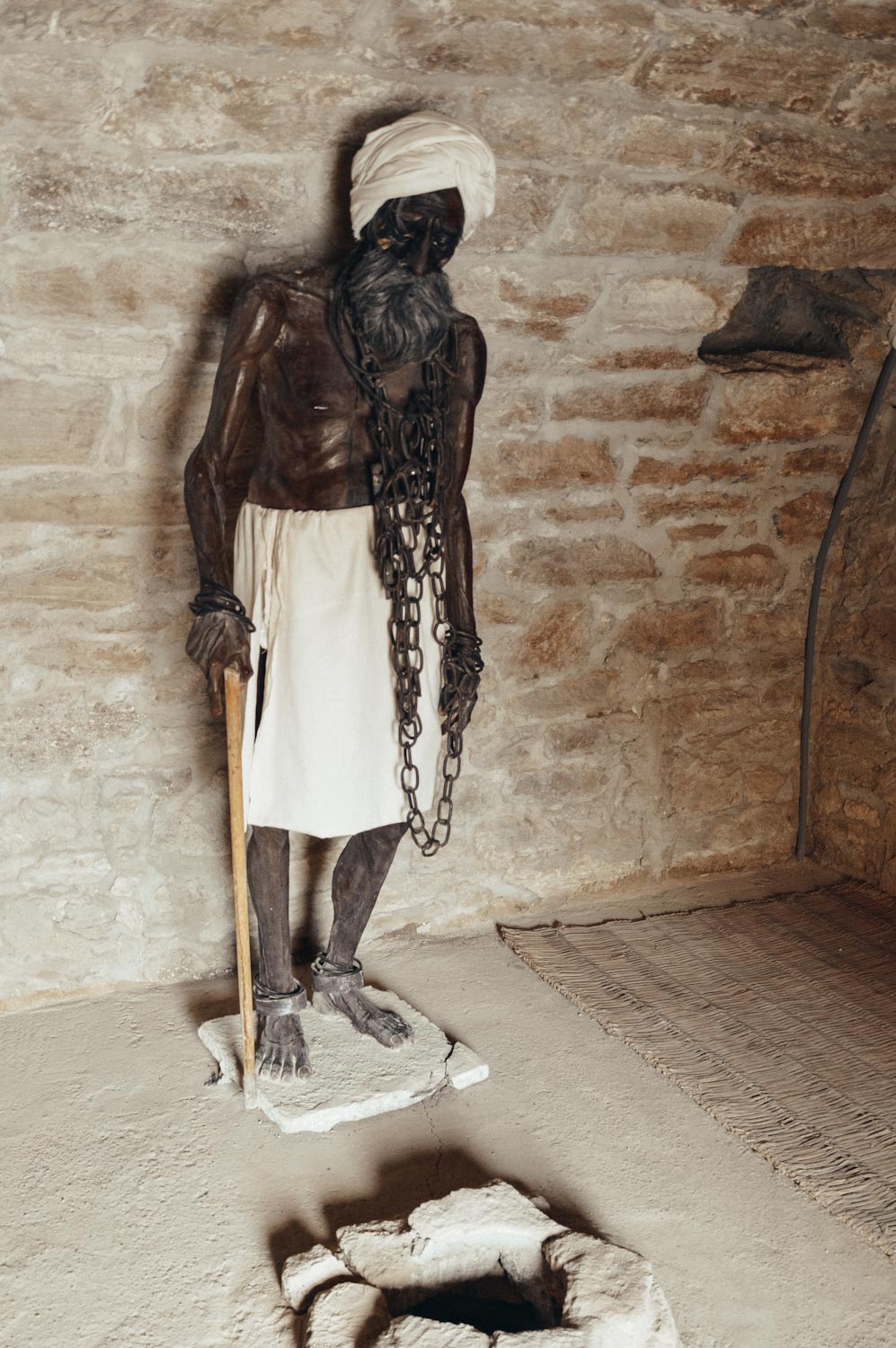 Статуя огнепоклонника