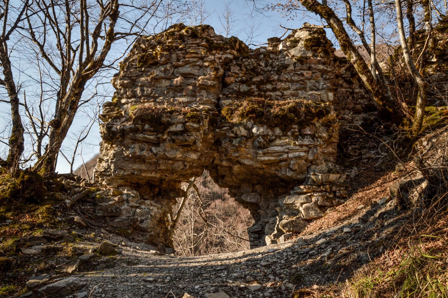 Кирпичная арка в разрушенном состоянии