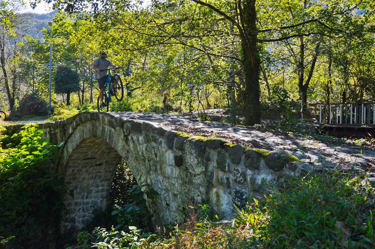 Каменный мост у водопада Мирвети — Батуми на велосипеде