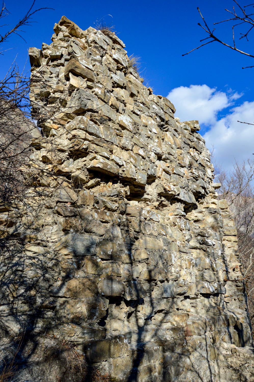 Кирпичная стена в руинах