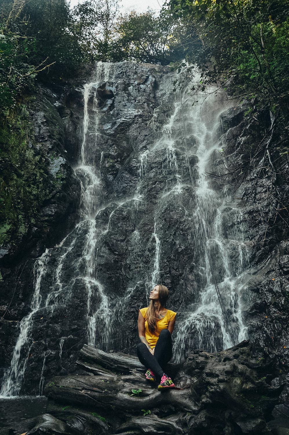 Девушка на фоне водопада Мирвети
