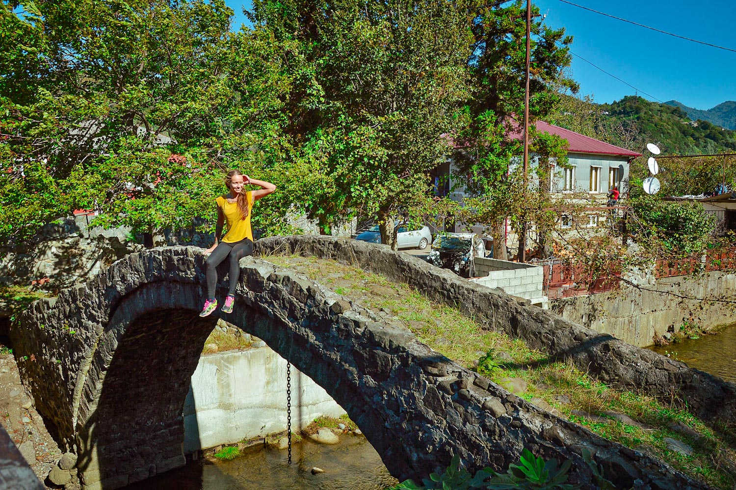 Каменный арочный мост и девушка