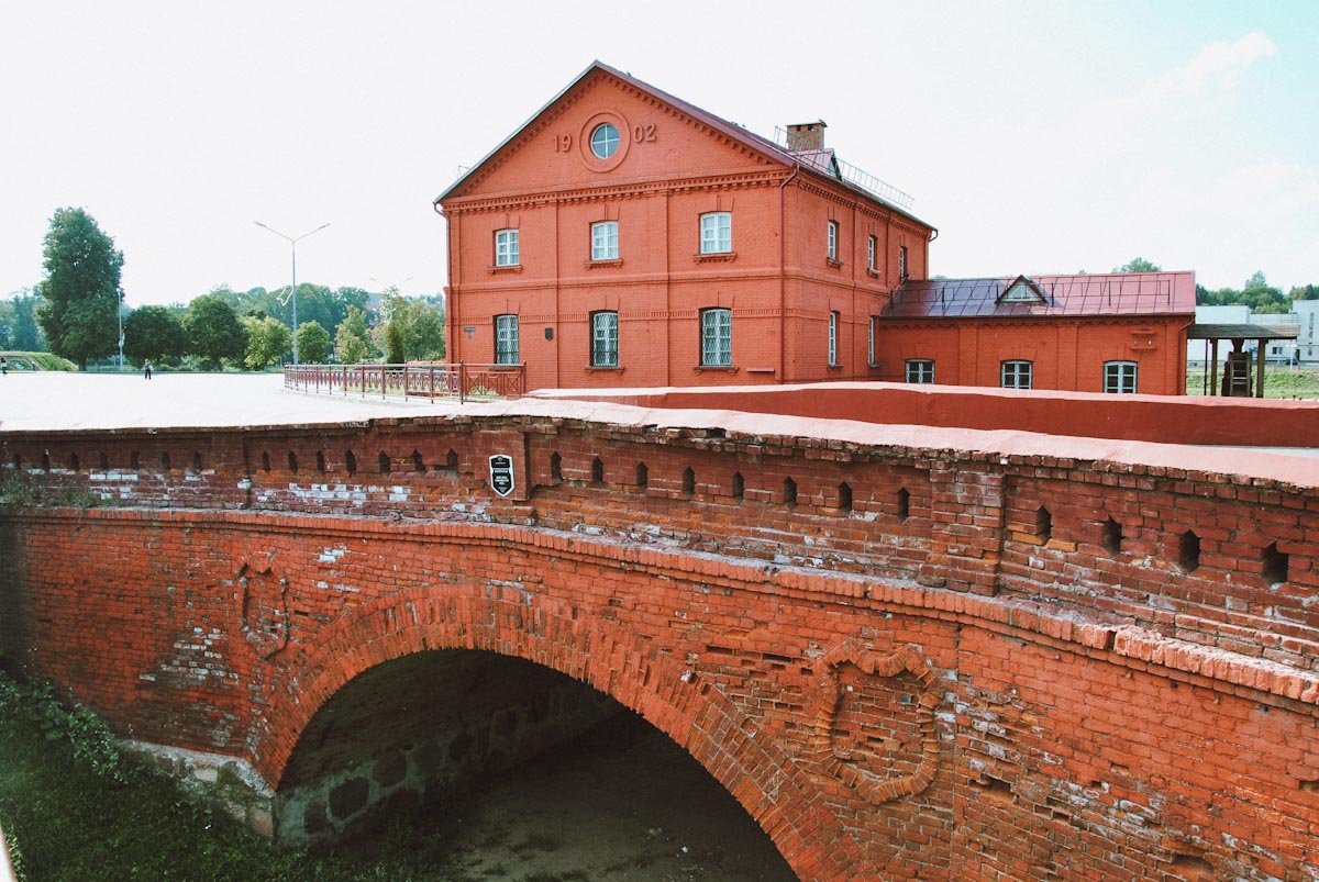 Здание из красного кирпича у арочного моста