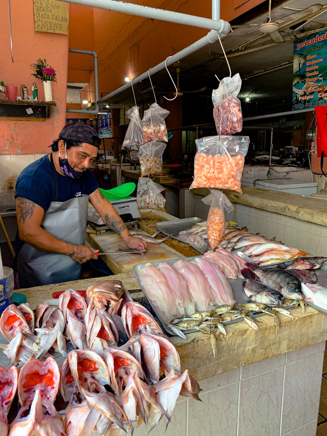 продавец свежей рыбы на рынке
