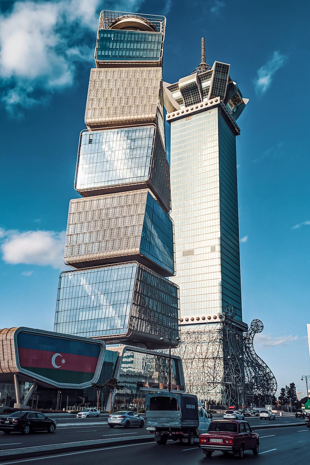здание в форме детских кубиков в Баку