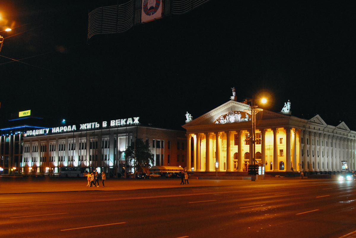 Здание в ночной подсветке