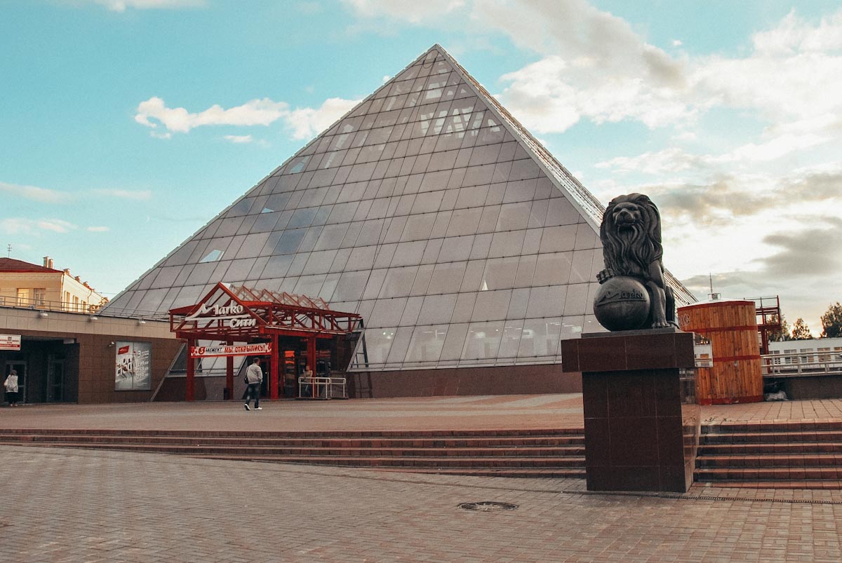 Стеклянная пирамида — торговый центр в Витебске