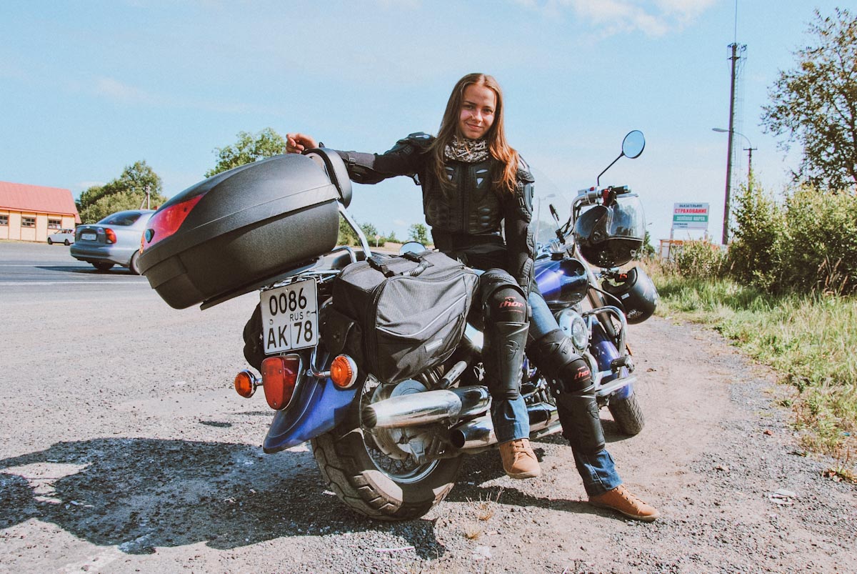 Девушка в экипировке на мотоцикле