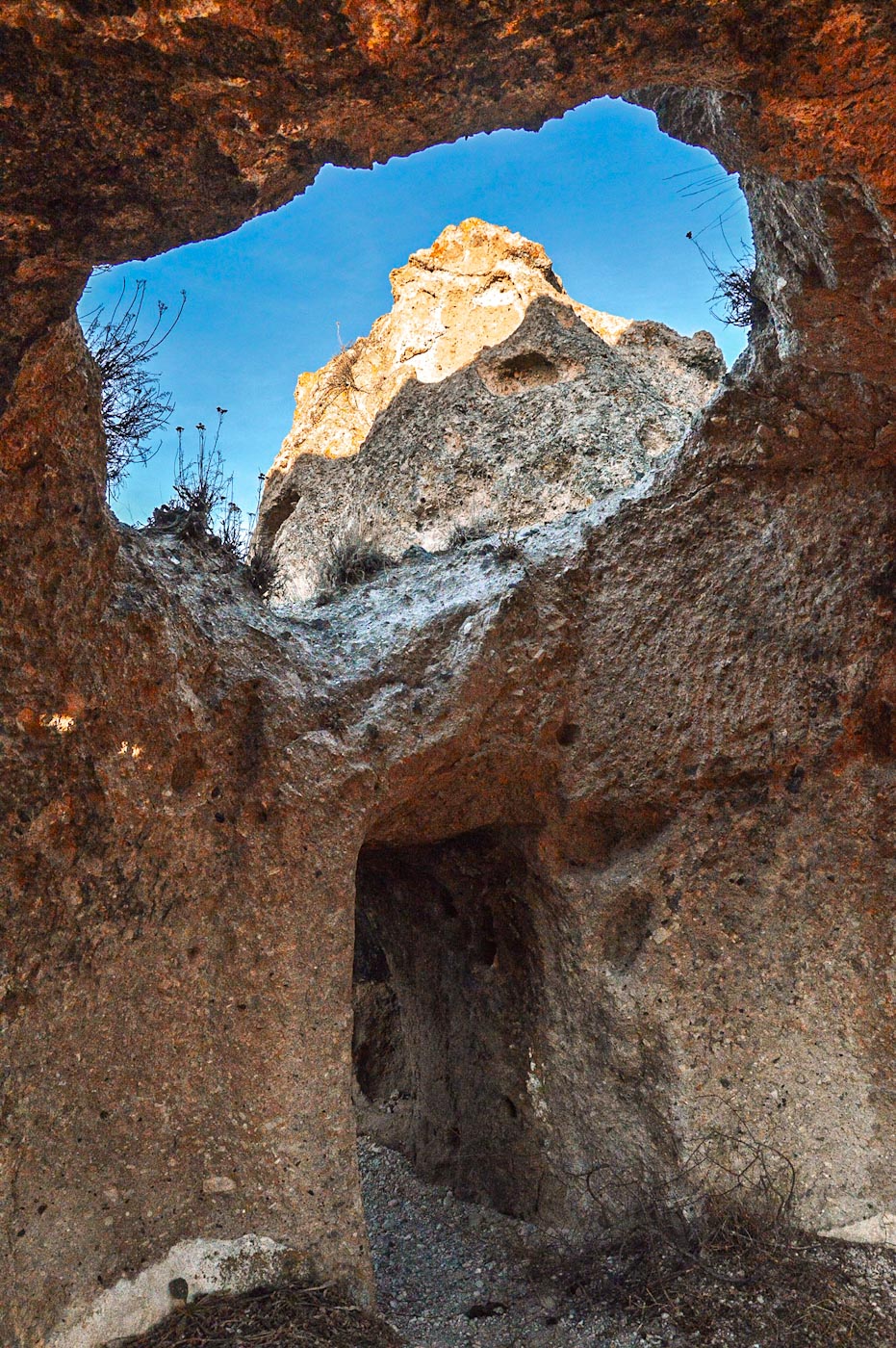 Дверной проем в пещере