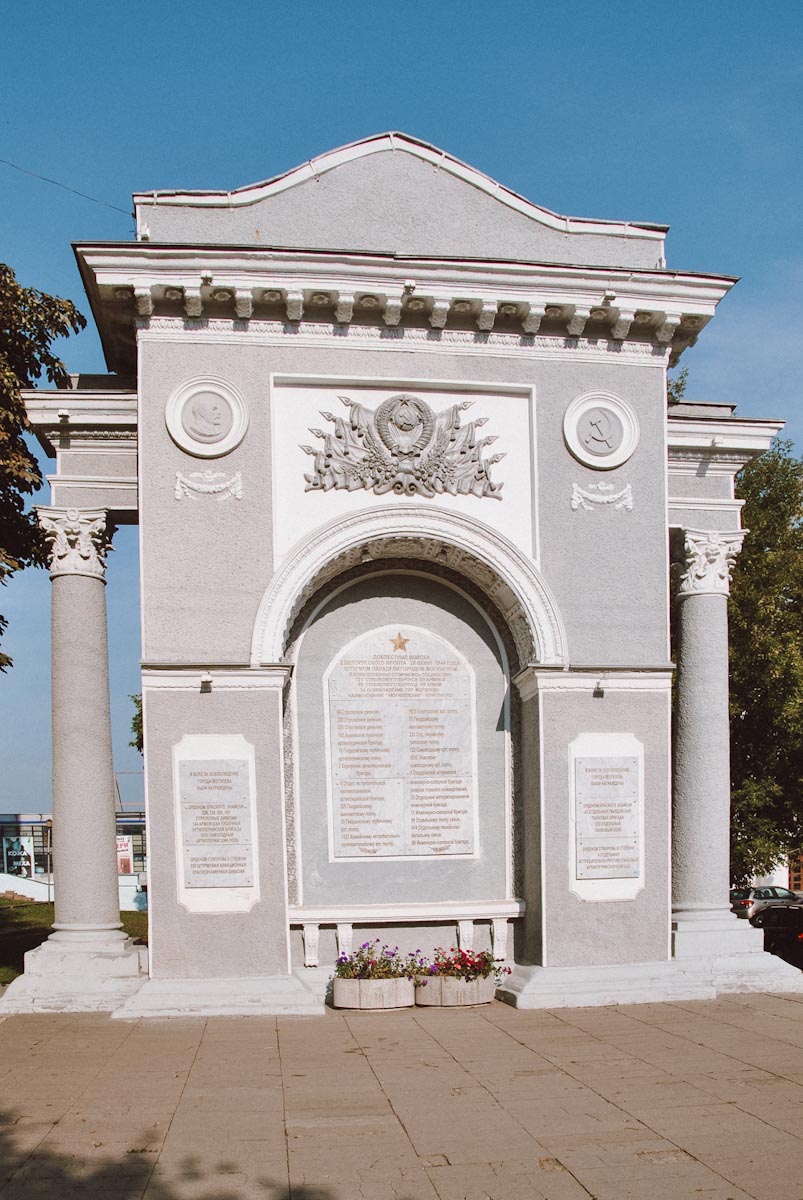 Памятник военным