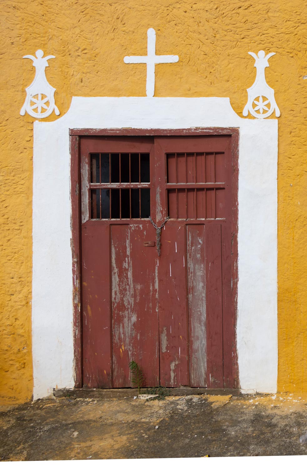 красная дверь на желтой стене