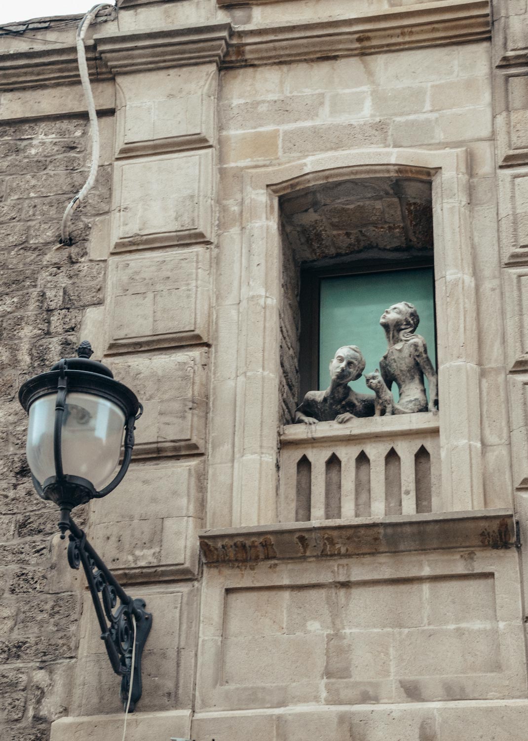 Городская скульптура — два мальчика в окне