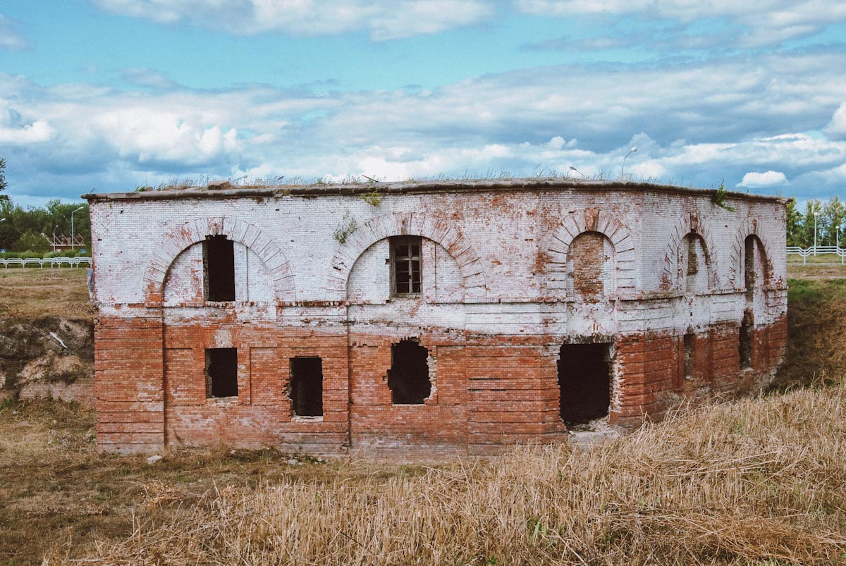 Руины здания