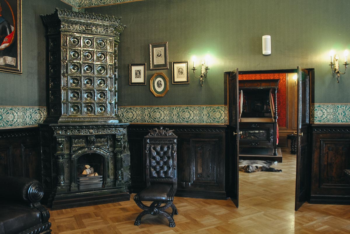 Интерьер Несвижского замка — комната в темных тонах