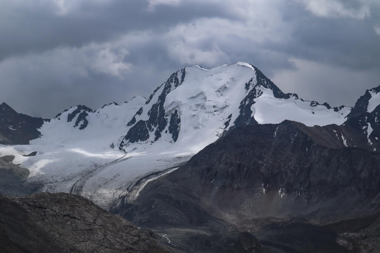 заснеженные склоны пика палатка в киргизии