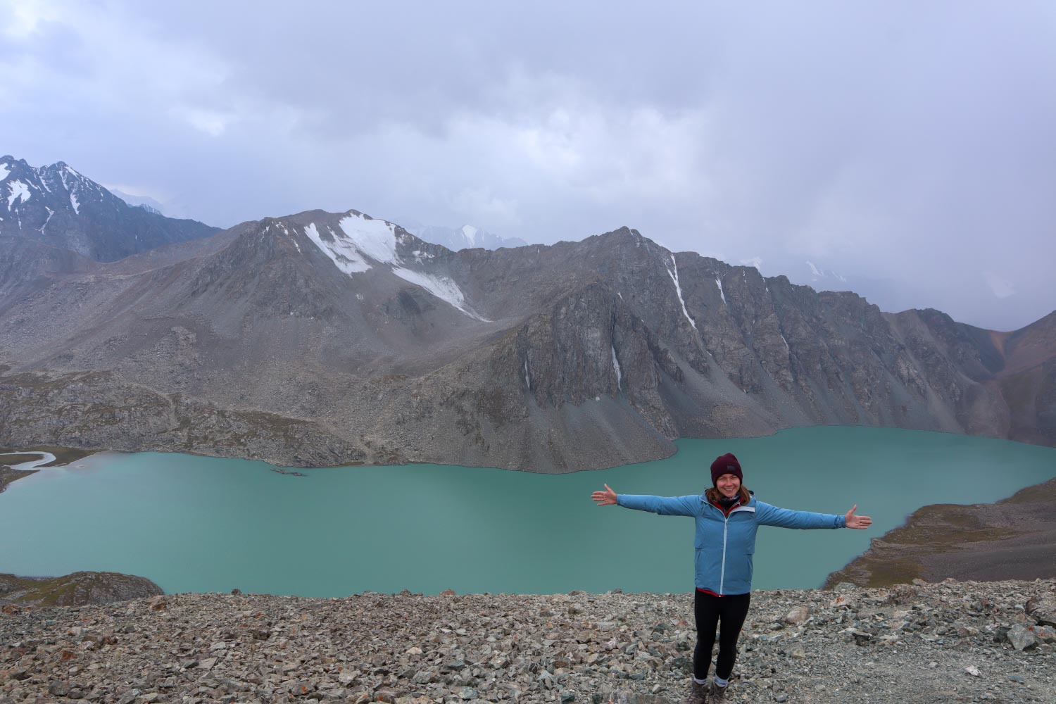 туристка на фоне озера ала кул в кыргызстане