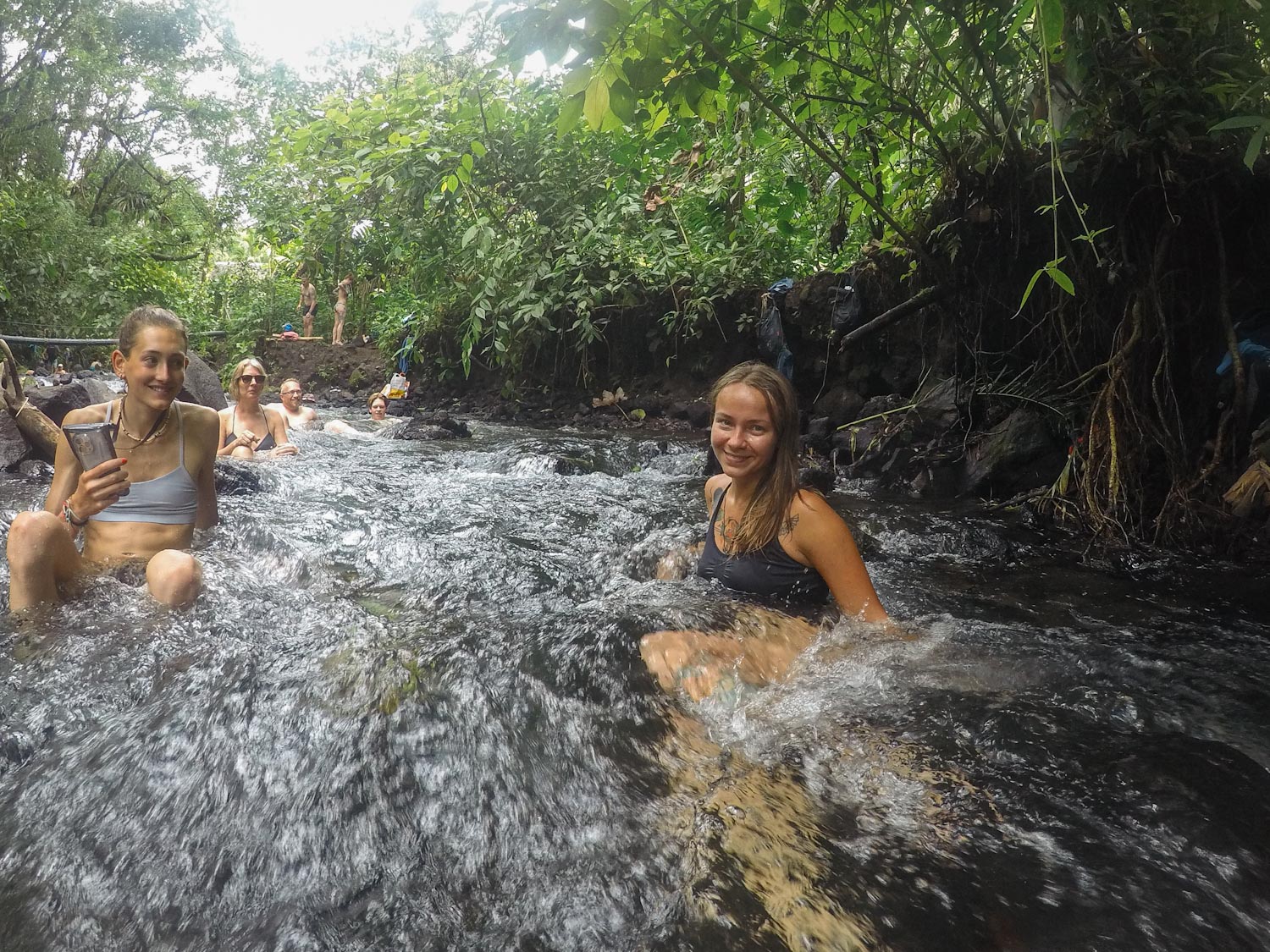 Девушка в реке Табакон Коста-Рика