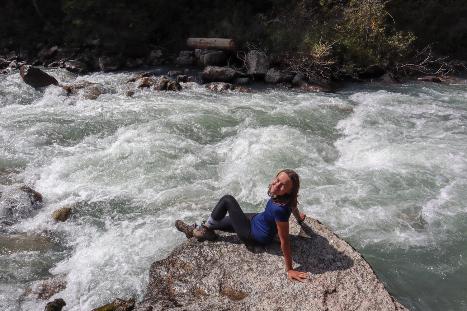 девушка отдыхает у реки
