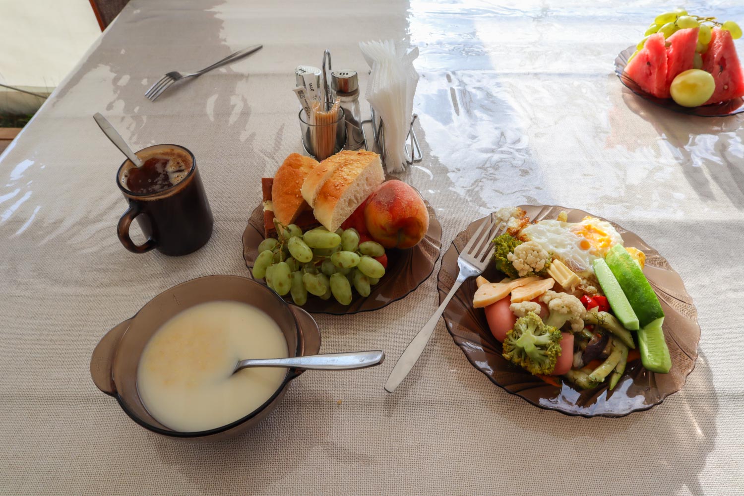 Обед суп фрукты и яйца с овощами