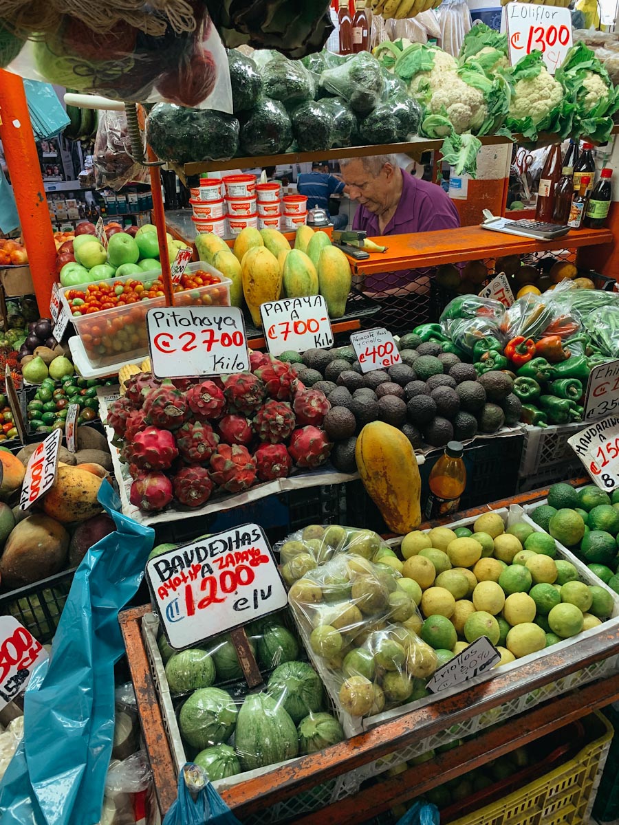 фрукты и овощи на рынке в Сан-Хосе Коста-Рика