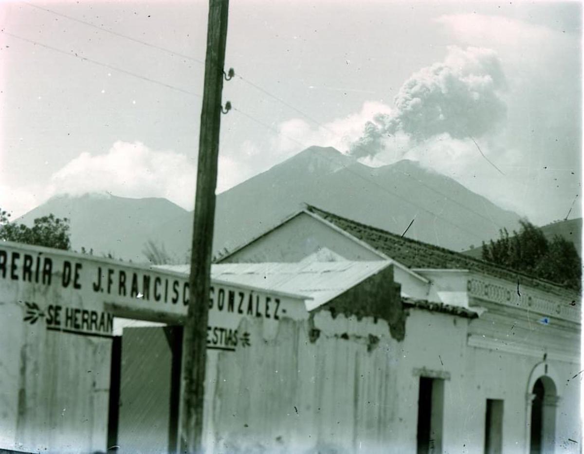 Архивная фотография извержения вулкана Акатенанго 