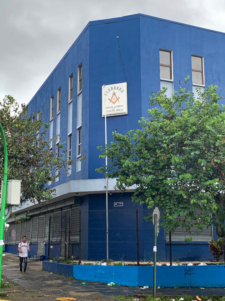 Синее здание с масонской символикой в Сан-Хосе Коста-Рика